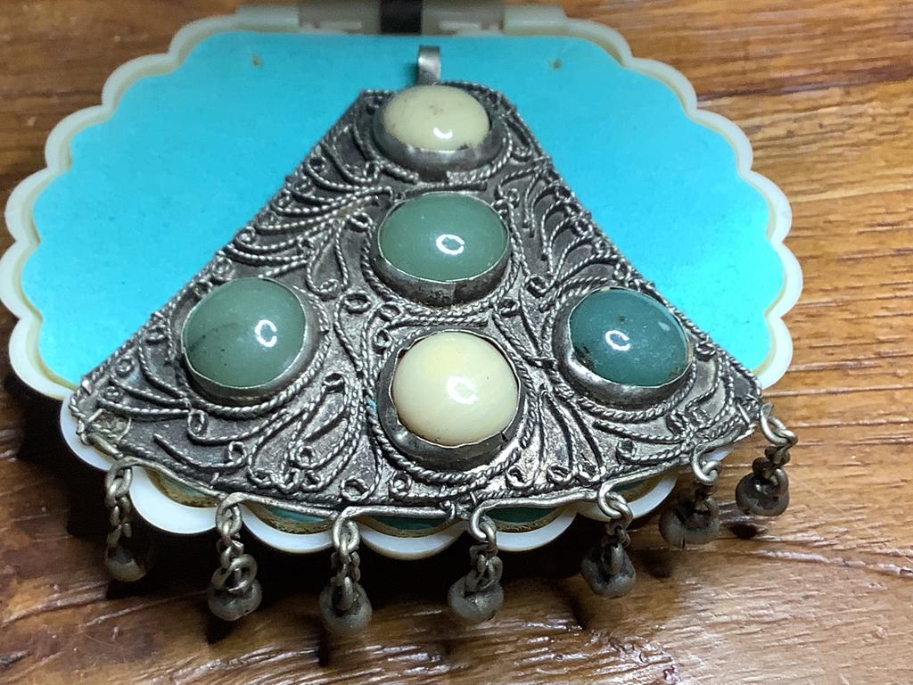 OPVALLENDE ETNISCHE HANGER MET EDELSTENEN O.A. MET JADE, Sieraden, Tassen en Uiterlijk, Antieke sieraden, Verzenden, Hanger, Met edelsteen