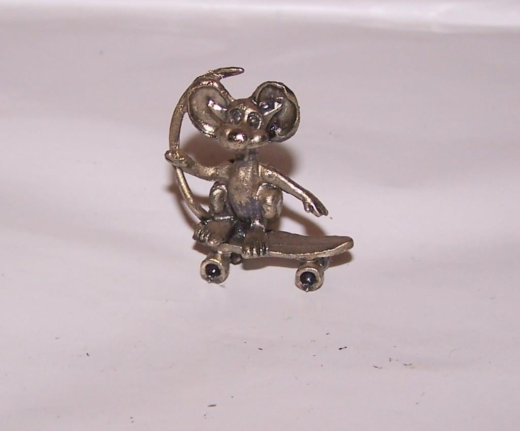 Prachtig vintage klein metalen beeldje muis op skateboard., Ophalen of Verzenden