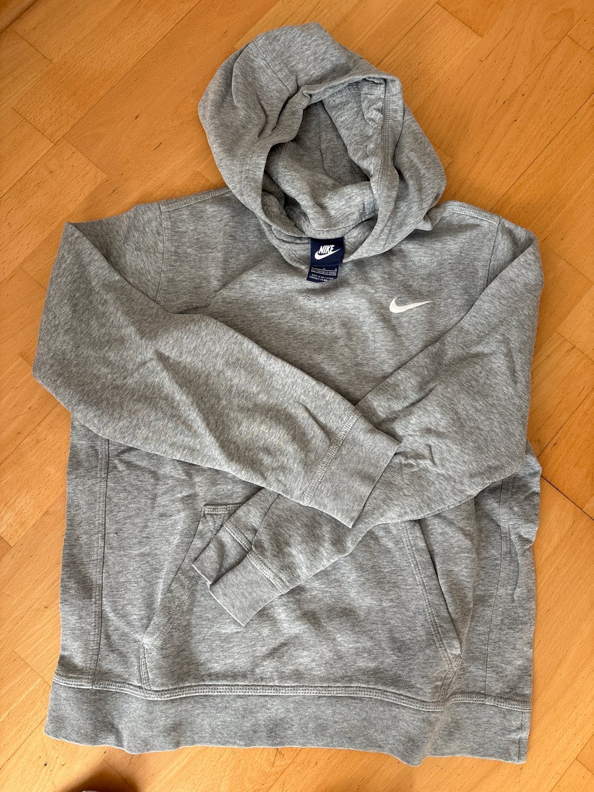 Nike Hoodie Grijs - Maat M (12-13 jaar), Ophalen, Zo goed als nieuw, Jongen of Meisje, Sport- of Zwemkleding