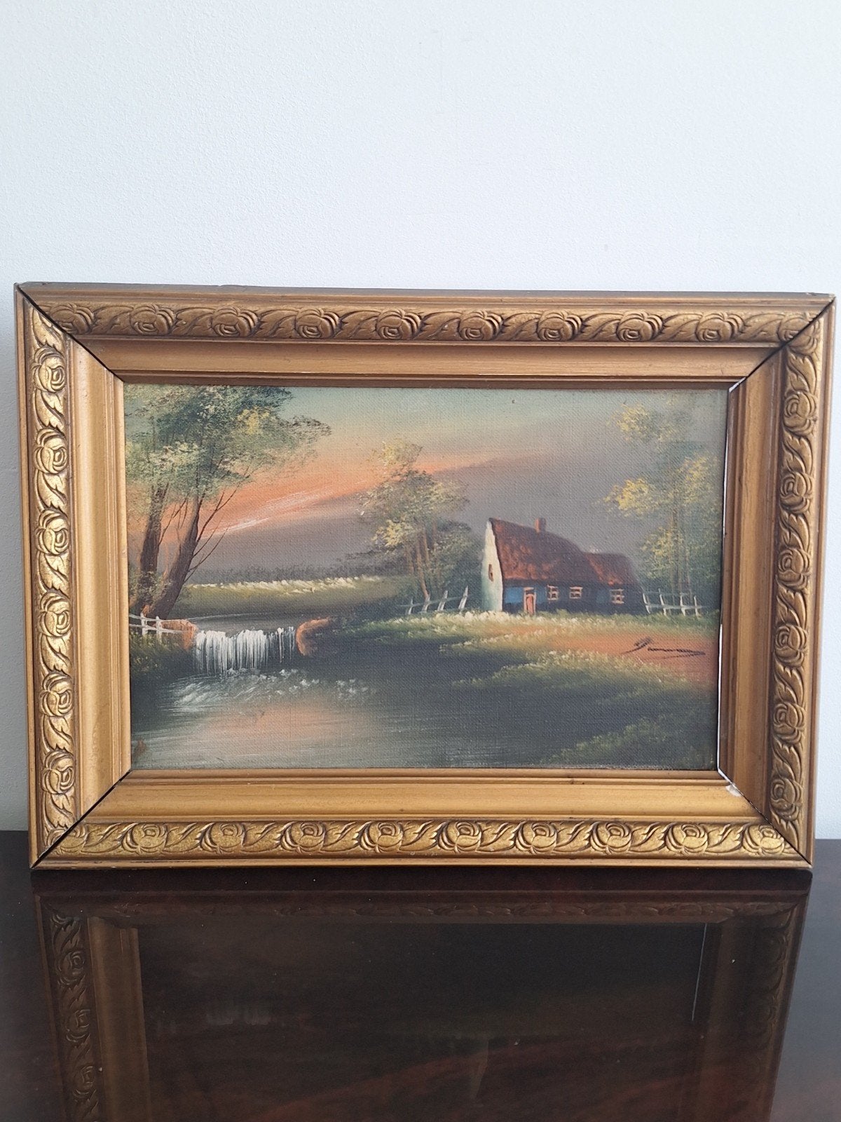 Schilderij met huisje en waterval in gouden lijst, Ingelijst, Doek, Realistisch, Ophalen of Verzenden