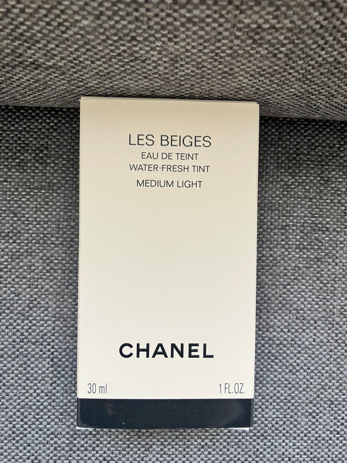 NIEUWE Chanel Les Beiges water fresh tint medium light, Ophalen of Verzenden, Zo goed als nieuw, Ogen