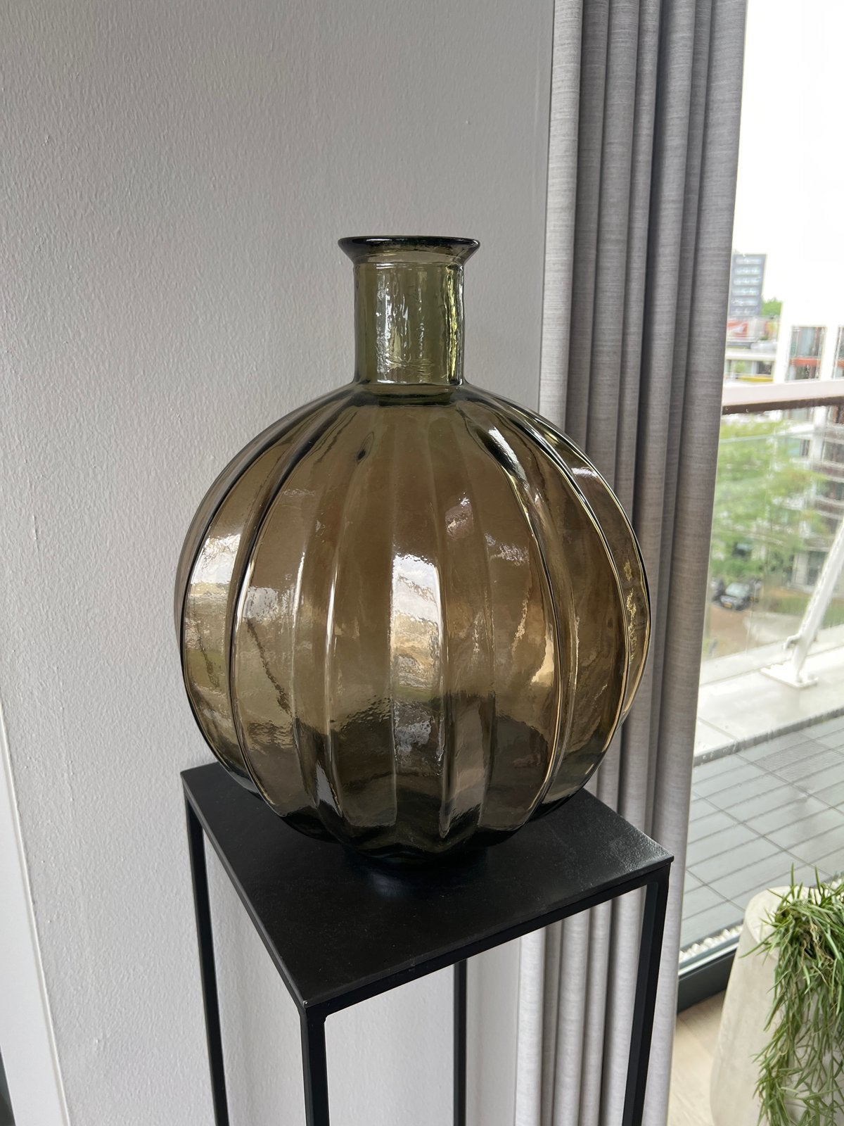 Grote geribbelde glazen vaas bruin, Ophalen, Bruin, Glas