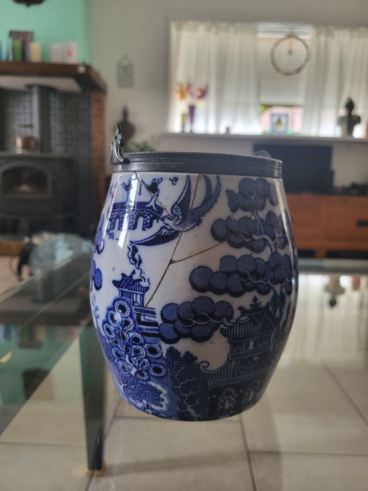 Antieke Chinese theebus met blauw-wit decor en tinnen deksel, Ophalen