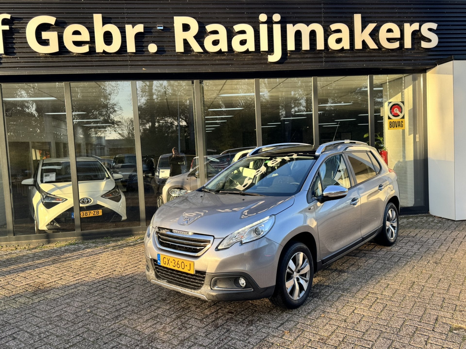 Peugeot 2008 1.2 PureTech Style*Navi*Panoramadak*Airco*Trekh, Auto's, Voorwielaandrijving, 12 maanden, Euro 6, 1199 cc