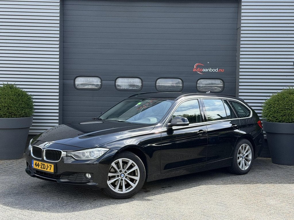 BMW 3-serie Touring 320d Upgrade Edition | Navigatie | Leder, Auto's, BMW, 21 km/l, Achterwielaandrijving, Zwart, 4 cilinders