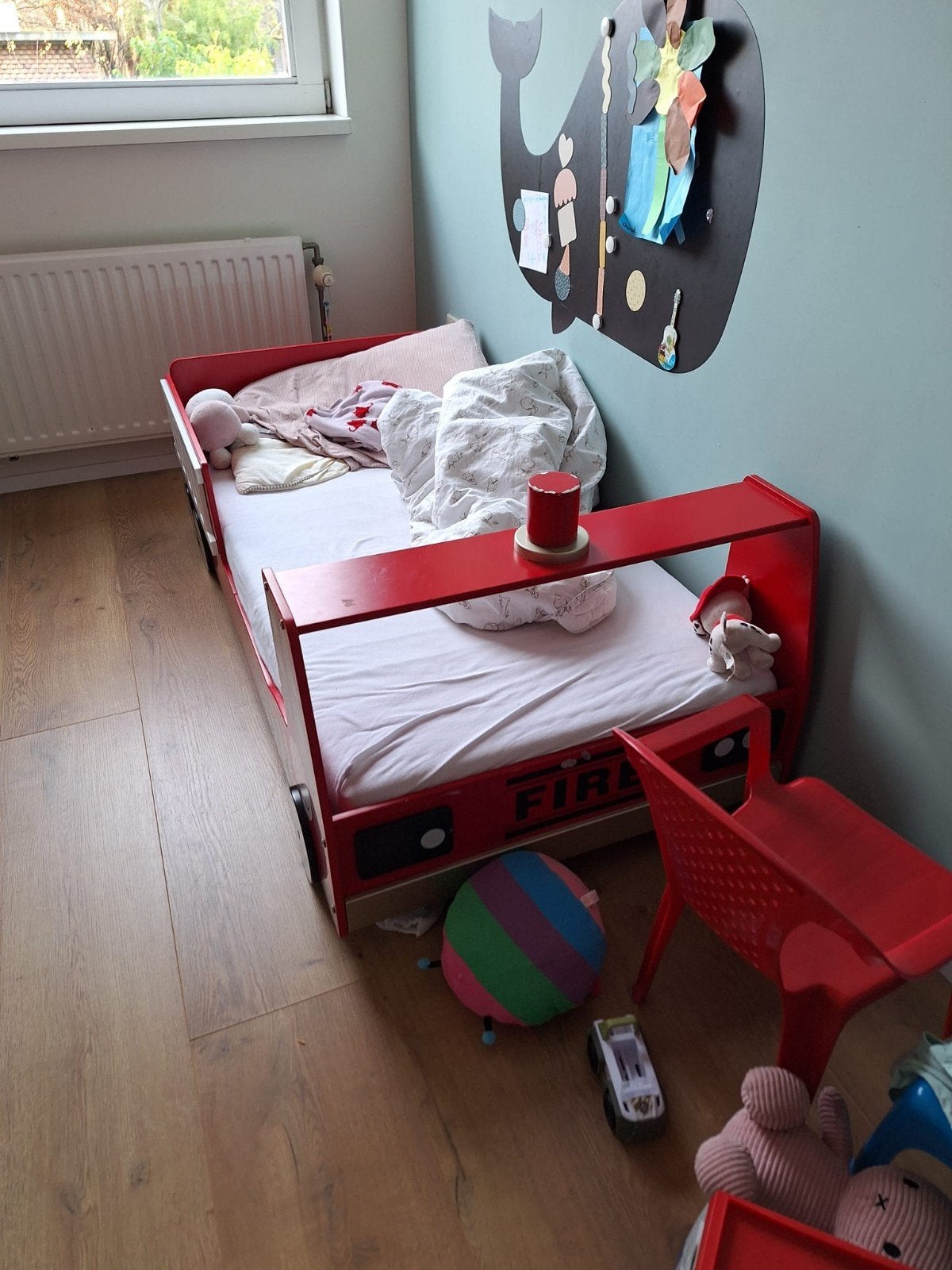 Peuterbed in brandweerthema., Kinderen en Baby's, Kinderkamer | Bedden, Ophalen, Gebruikt, 140 tot 160 cm, 70 tot 85 cm