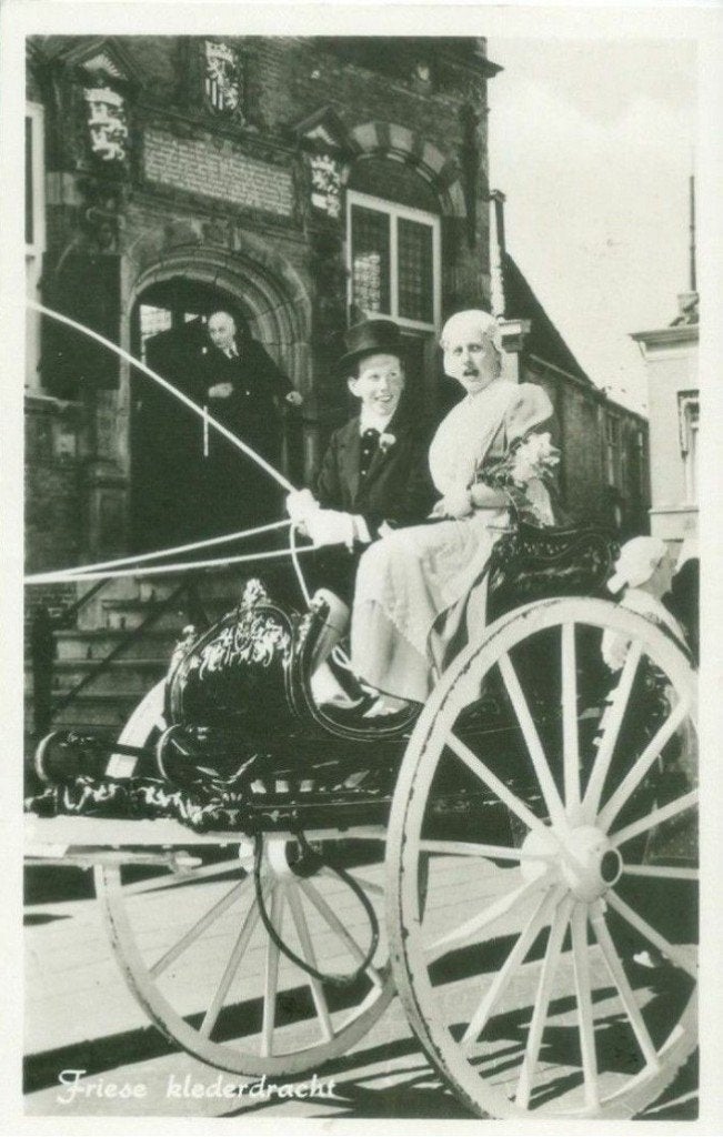 Friese Klederdracht met koets (sjees) 1958 - gelopen., Verzenden, 1940 tot 1960, Gelopen, Friesland