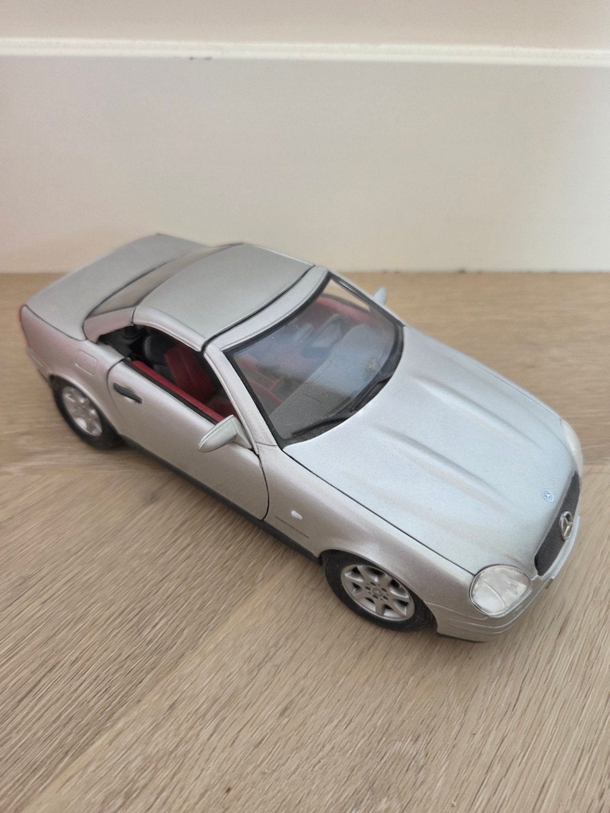 Mercedes-Benz SLK schaalmodel - Zilverkleurig, Hobby en Vrije tijd, Modelauto's | 1:43, Zo goed als nieuw, Auto, Overige merken