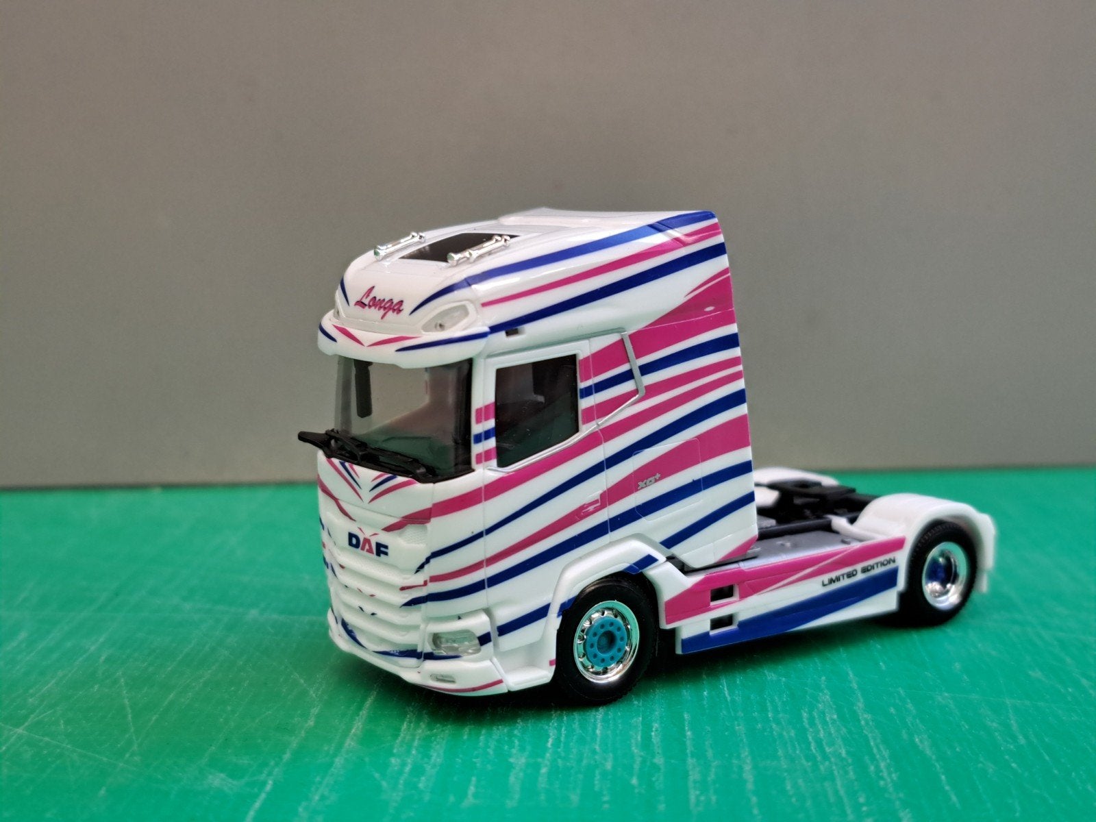 Herpa DAF XG+ Longa 1:87 Alcoa velgen luchthoorns, Ophalen of Verzenden, Gebruikt, Bus of Vrachtwagen, Herpa