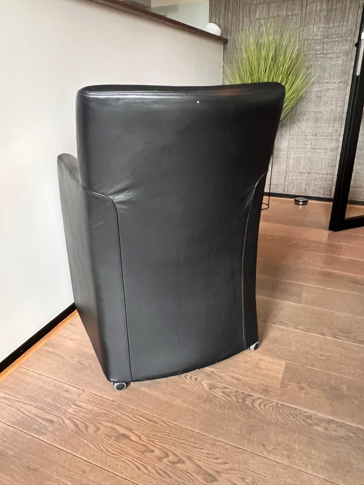Foto 3 van Zwarte leren eetkamerstoelen met wieltjes (6 stuks)