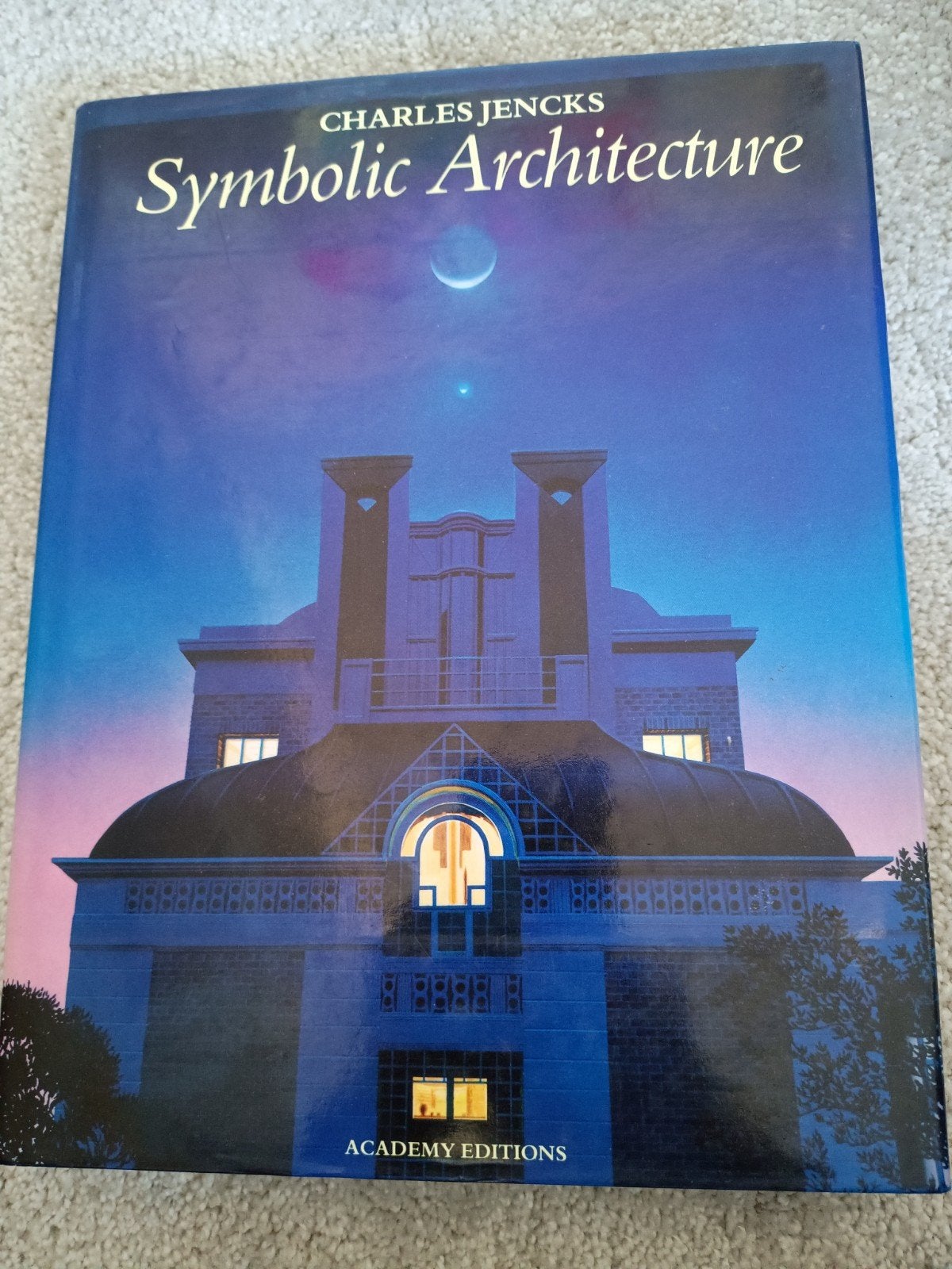 Symbolic Architecture - Charles Jencks (1985), Boeken, Verzenden, Gelezen, Architectuur algemeen, Charles Jencks