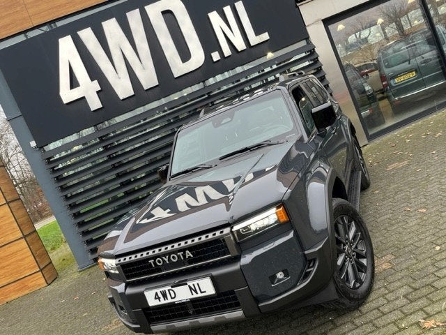 Toyota Land Cruiser 250 2.8 D-4D AUT 4WD EXEC SWVAN BPM VRIJ, Auto's, Bestelauto's, Automaat, Zwart, 4 cilinders, Leder