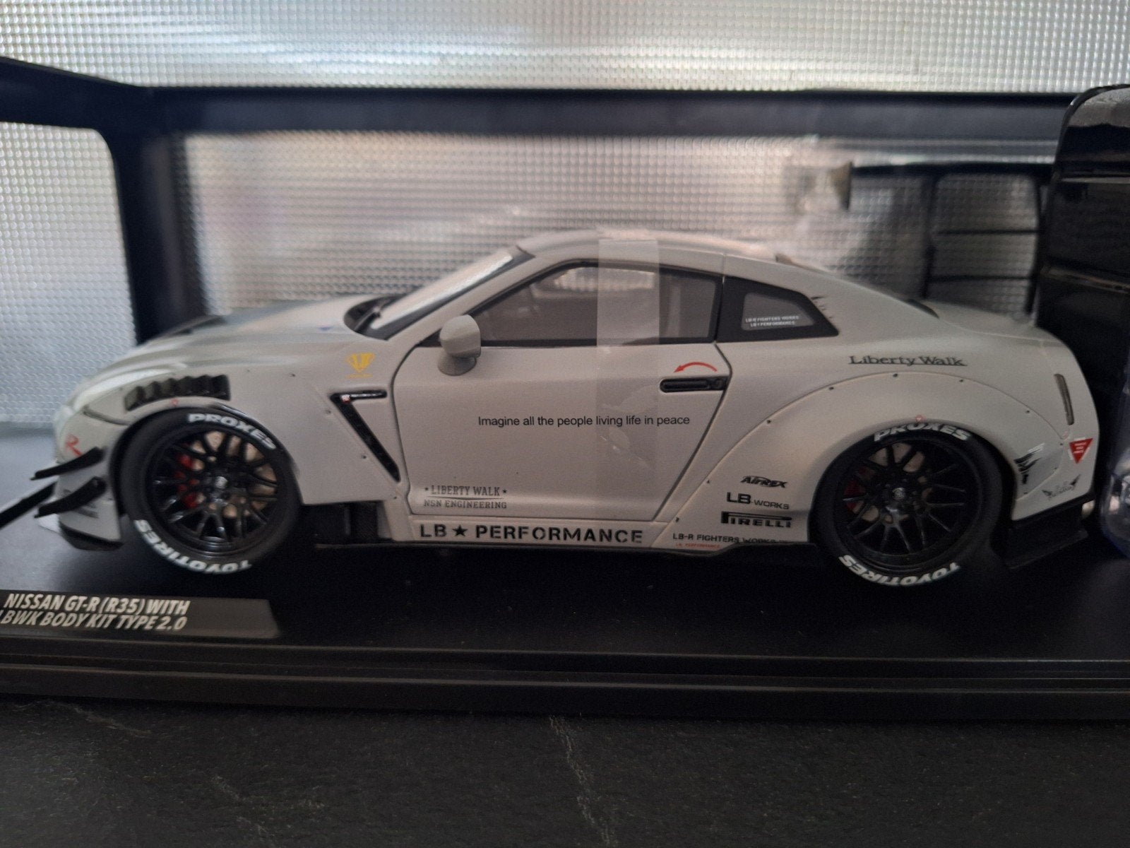 Nissan GT-R (R35) Liberty Walk Bodykit + Figuur Schaal 1:18, Hobby en Vrije tijd, Modelauto's | 1:18, Solido, Auto, Solido, Nieuw