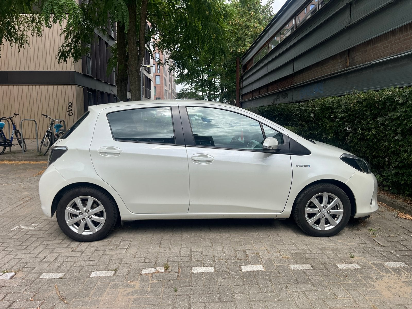 Toyota Yaris 1.5 Full Hybrid CVT 5DR 2013 Wit, Euro 5, 1497 cc, 74 pk, 4 cilinders