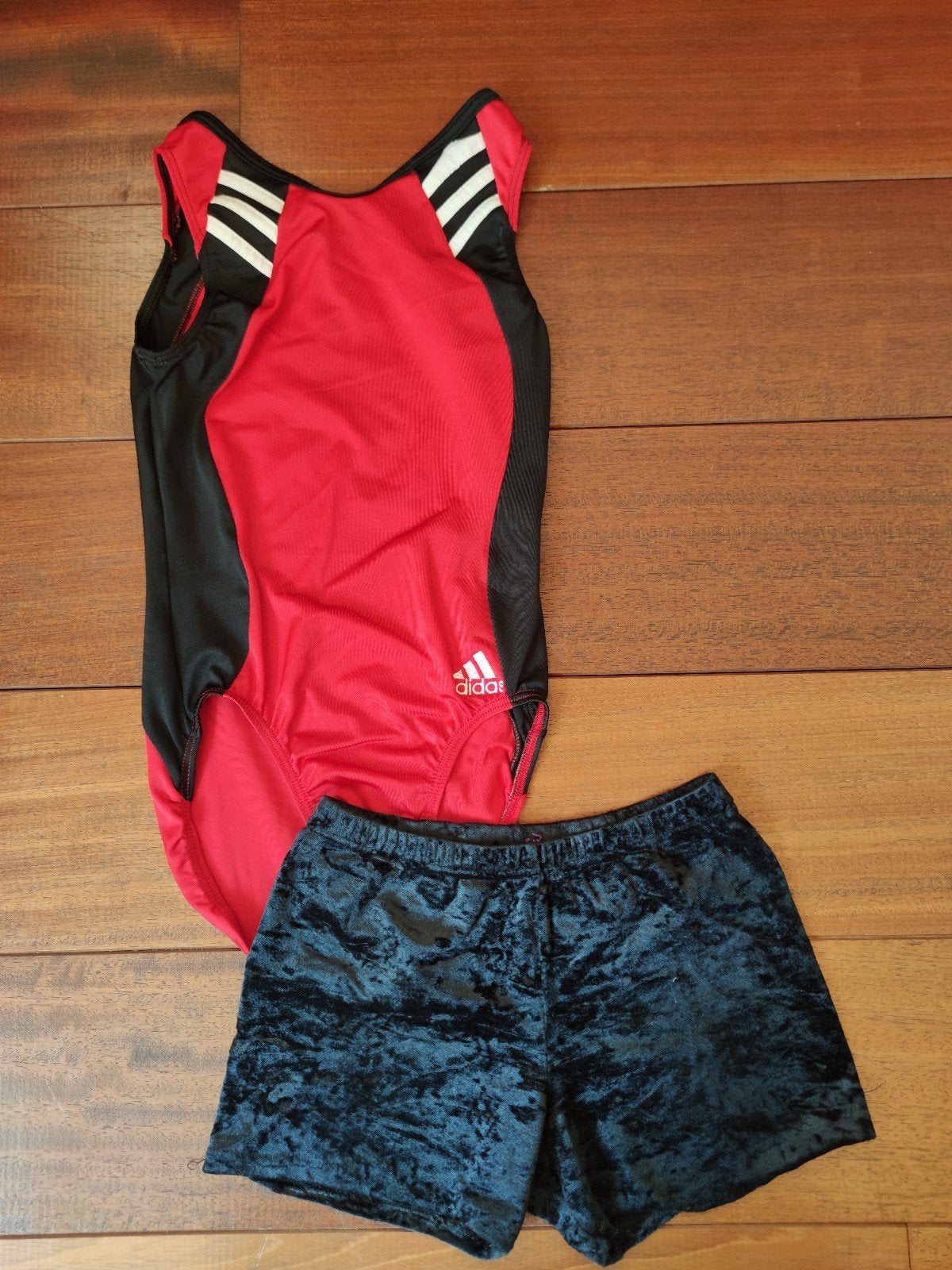 Adidas turnpakje rood/zwart met broekje (maat 140-15, Kindermaat 146 t/m 176, Ophalen of Verzenden, Gebruikt, Turnbroekje