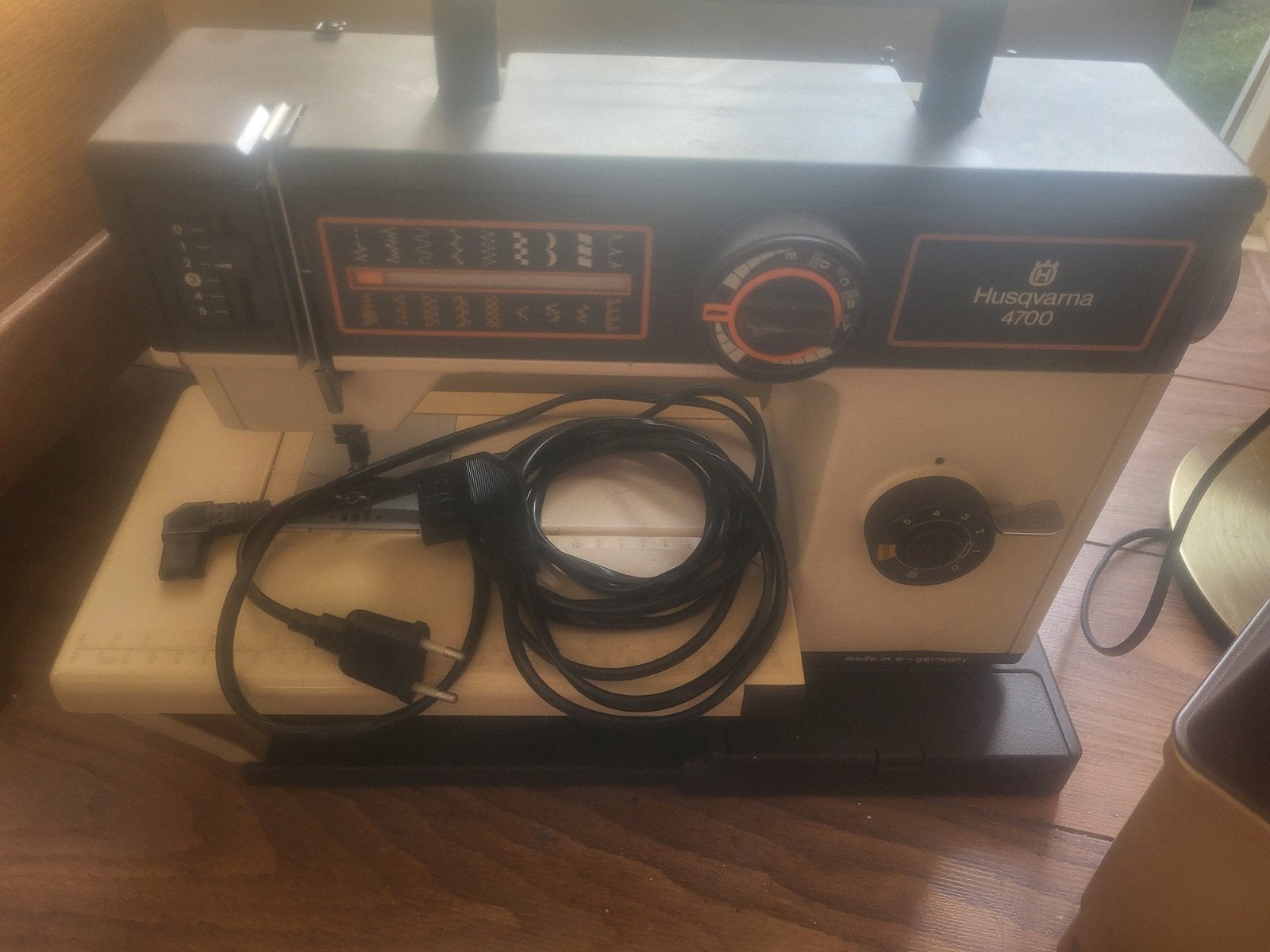 Husqvarna 4700 naaimachine met naaidoos en inhoud, Hobby en Vrije tijd, Ophalen, Gebruikt, Naaimachine, Husqvarna