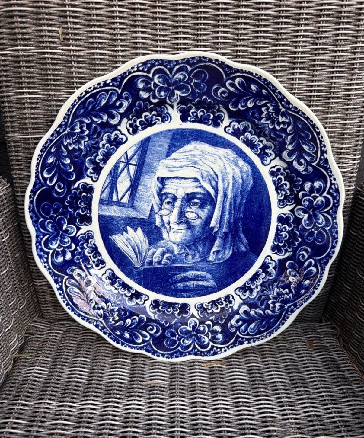 Antiek Boch Frères Delft Wandbord - De Oude Lezeres, Ophalen of Verzenden