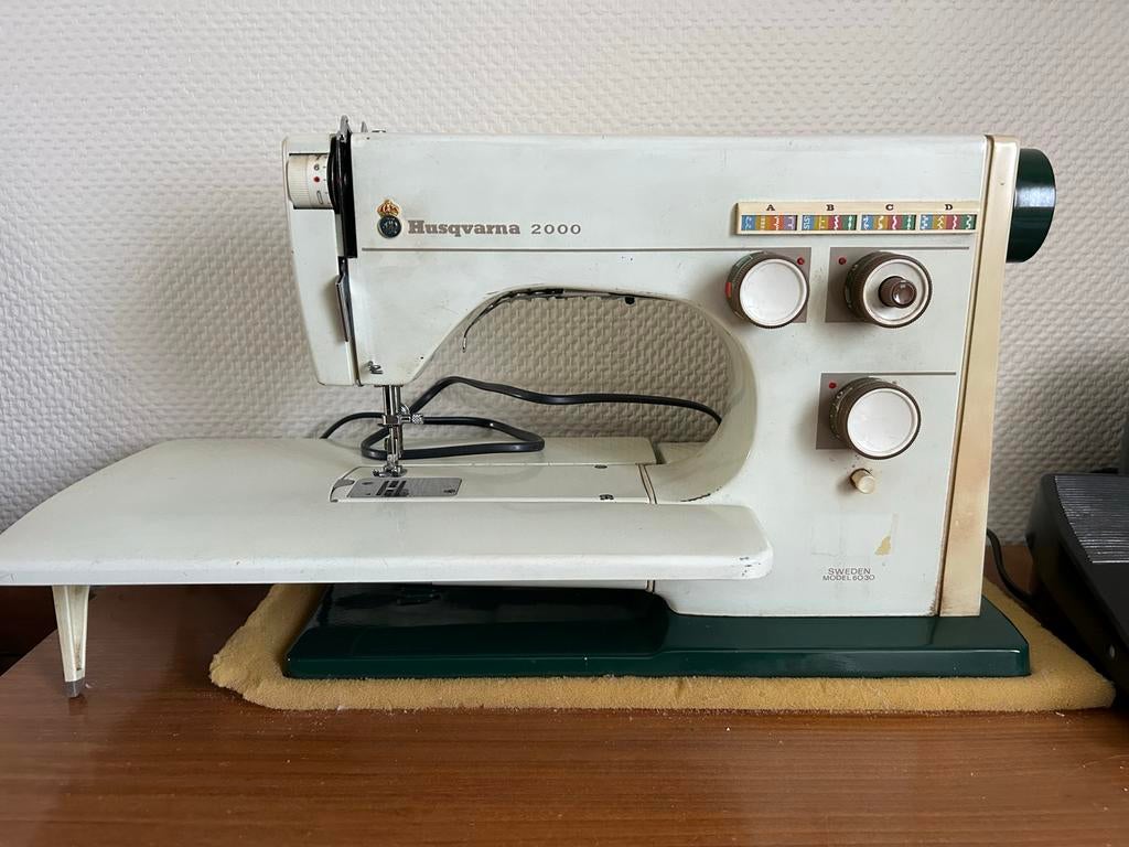 Husqvarna 2000 Naaimachine met accessoires en handleiding, Ophalen, Zo goed als nieuw, Naaimachine, Husqvarna