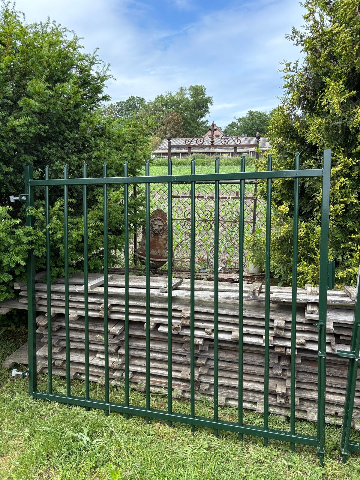 Nieuwe groene poort 4 meter breed, 1.70 meter hoog, Tuin en Terras, Tuinhekken en Hekwerk, Ophalen, Met poort, Zo goed als nieuw