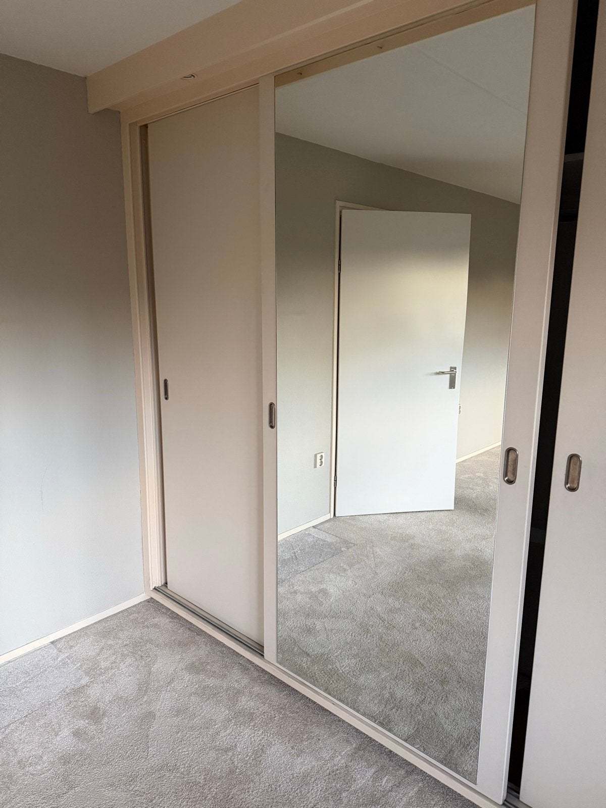 Kledingkast met schuifdeuren en spiegel, zgan!, Ophalen, Met plank(en), 200 cm of meer, 150 tot 200 cm