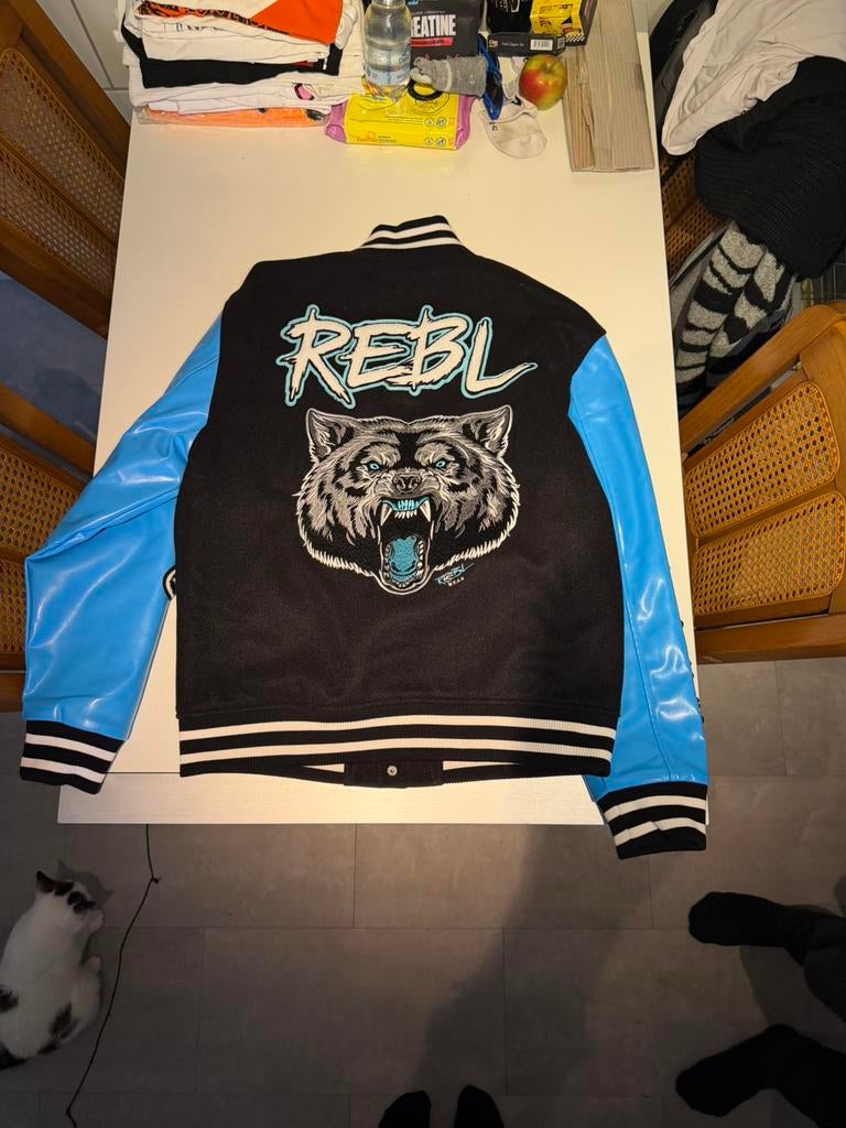 Outsiders Limited edition varsity jacket, Eén persoon