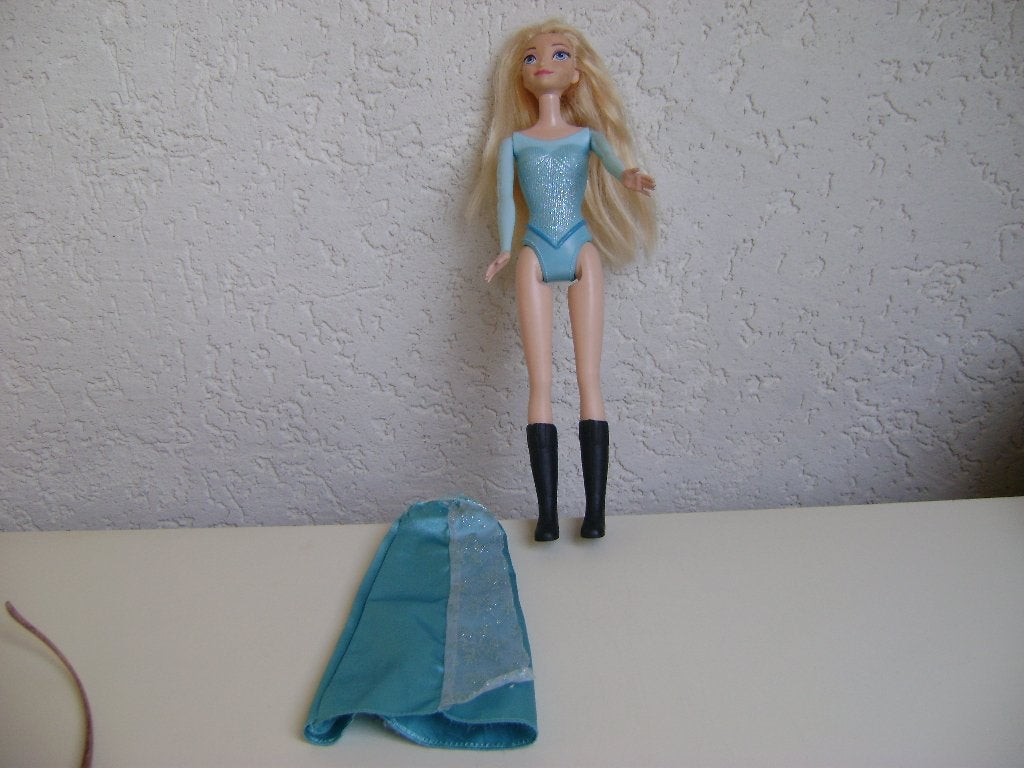elsa met vast pakje met lange tule rok met laarzen uit 2012, Ophalen of Verzenden, Zo goed als nieuw, Barbie