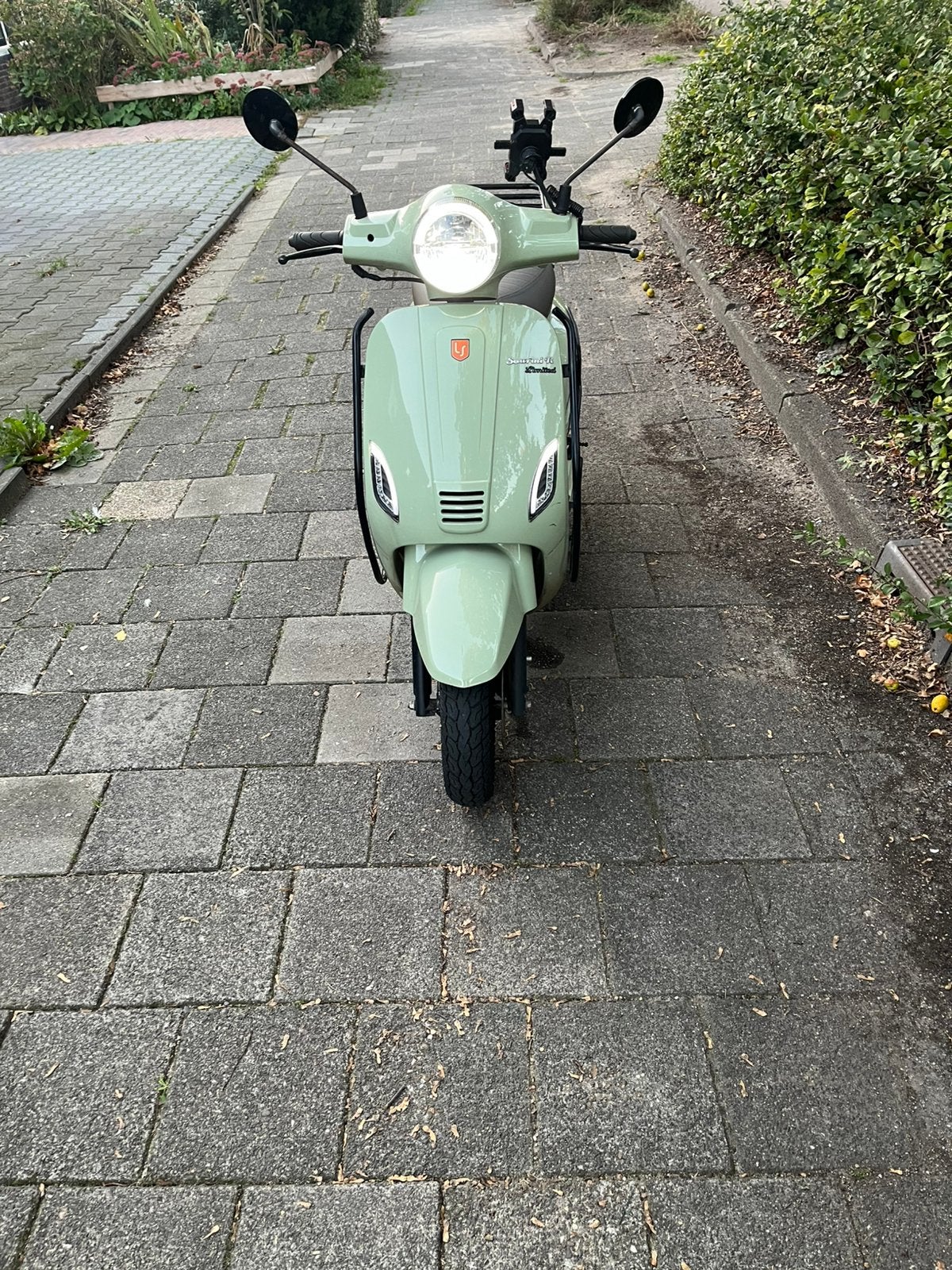 Snor scooter bj 2022, Fietsen en Brommers, Tweetakt, Zo goed als nieuw, Ophalen, Overige merken
