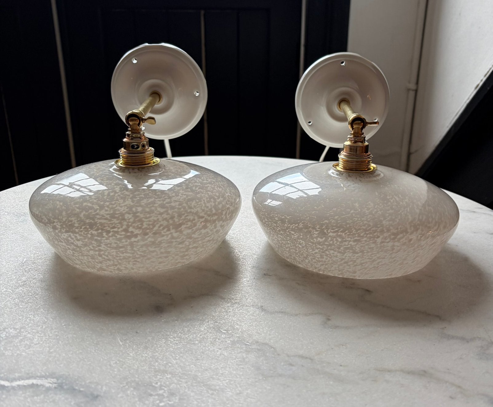 Set 2 vintage wandlampen clichy wit glas glazen lampenkap, Ophalen of Verzenden, Glas
