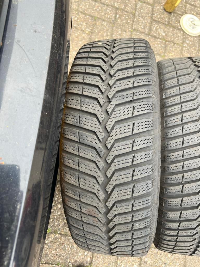 Winterbanden 185/60 R15 met velgen en wieldoppen, Ophalen, Gebruikt