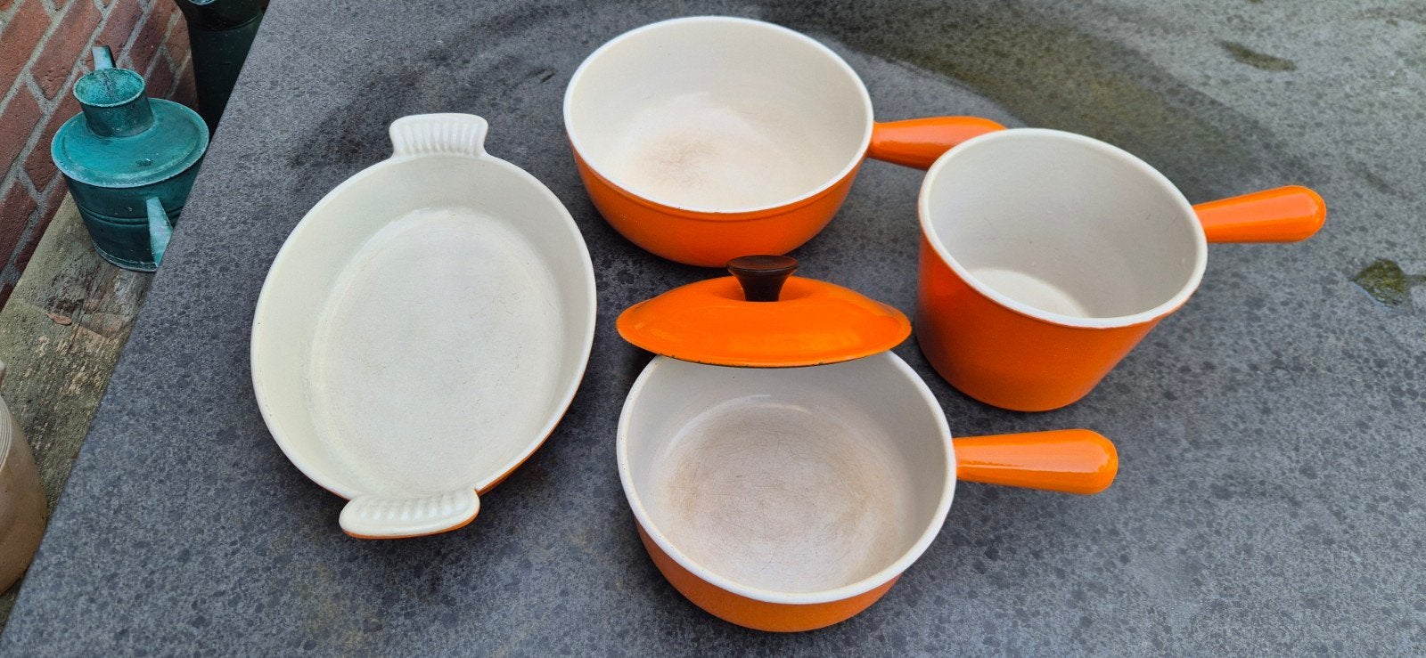 Le Creuset 4 oranje pannen en schaal jaren 70, Gebruikt, Gietijzer, Ophalen of Verzenden, Geschikt voor inductie