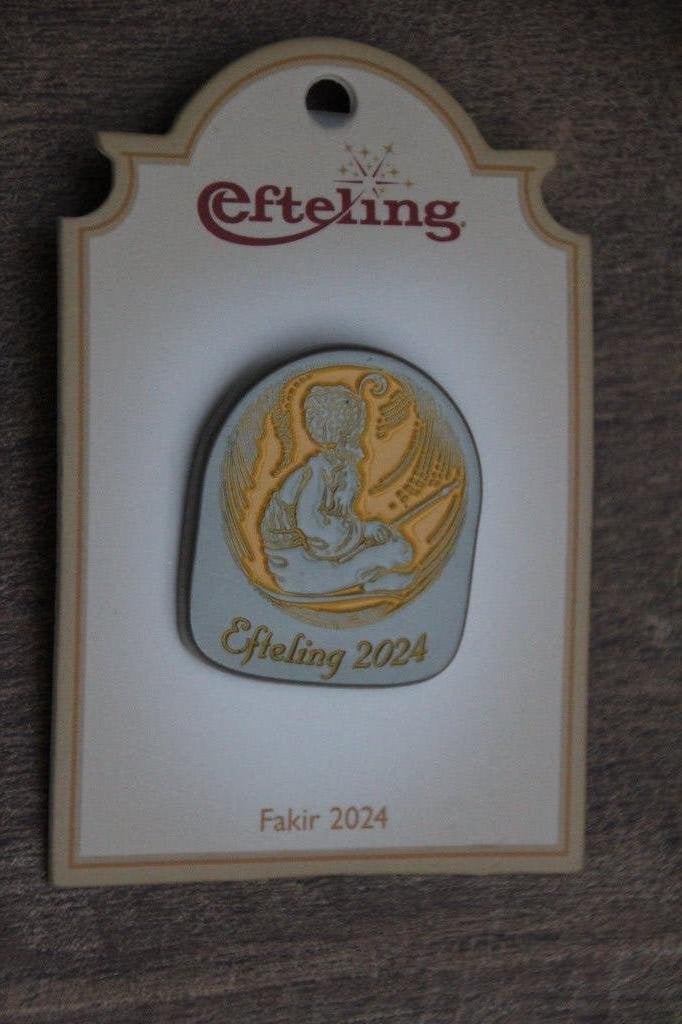 efteling pin  jaar pin 2024 fakir, Verzamelen, Ophalen of Verzenden, Zo goed als nieuw, Button of Speldje