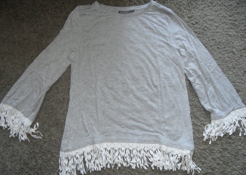 Net grijs damesshirt met witte franjes afgezet, maat M, Kleding | Dames, T-shirts, Maat 38/40 (M), Ophalen of Verzenden, Zo goed als nieuw