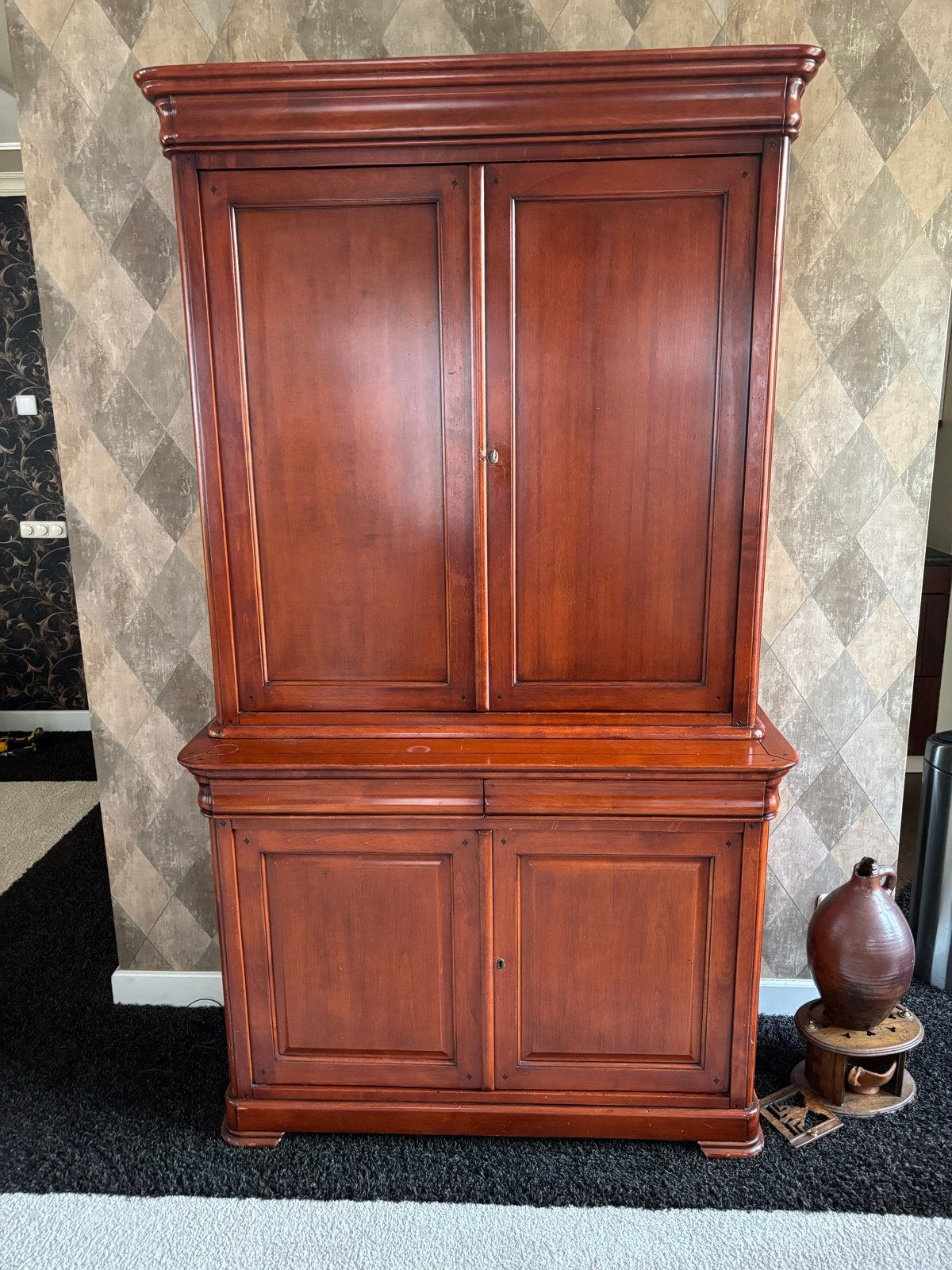 (Gratis) kersen houten kast met twee deuren en lades, Ophalen