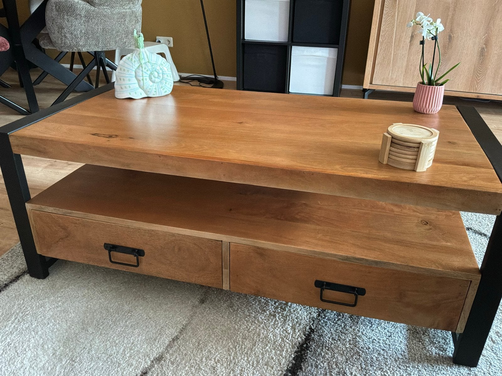 Salontafel van mangohout met metalen frame en 4 lades, Ophalen, 100 tot 150 cm, 50 tot 100 cm, Zo goed als nieuw