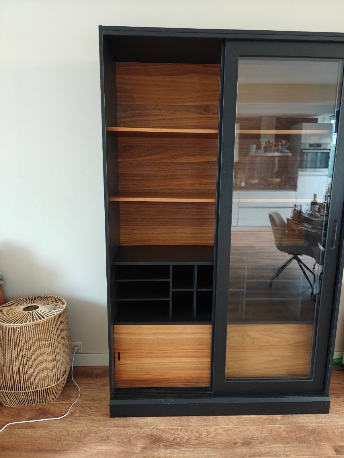 WOOOD James vitrinekast zwart/walnoot, Ophalen, Glas, 50 tot 100 cm, Modern