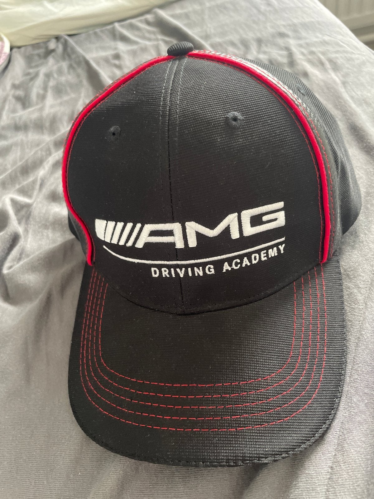 AMG Driving Academy Pet - Zwart met Rood, Kleding | Heren, Hoeden en Petten, Ophalen of Verzenden, Nieuw, One size fits all, Pet