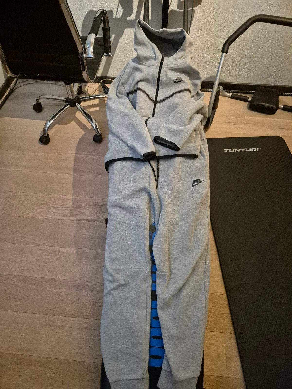 Grijs Nike Tech Fleece Trainingspak - Maat M, Maat 48/50 (M), Nike, Ophalen of Verzenden, Zo goed als nieuw