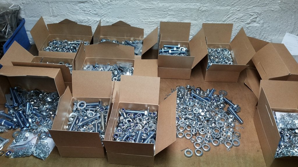 Assortiment boutje moeren ringen pluggen popnagels etc etc, Doe-het-zelf en Verbouw, IJzerwaren en Bevestigingsmiddelen, 50 tot 100 mm