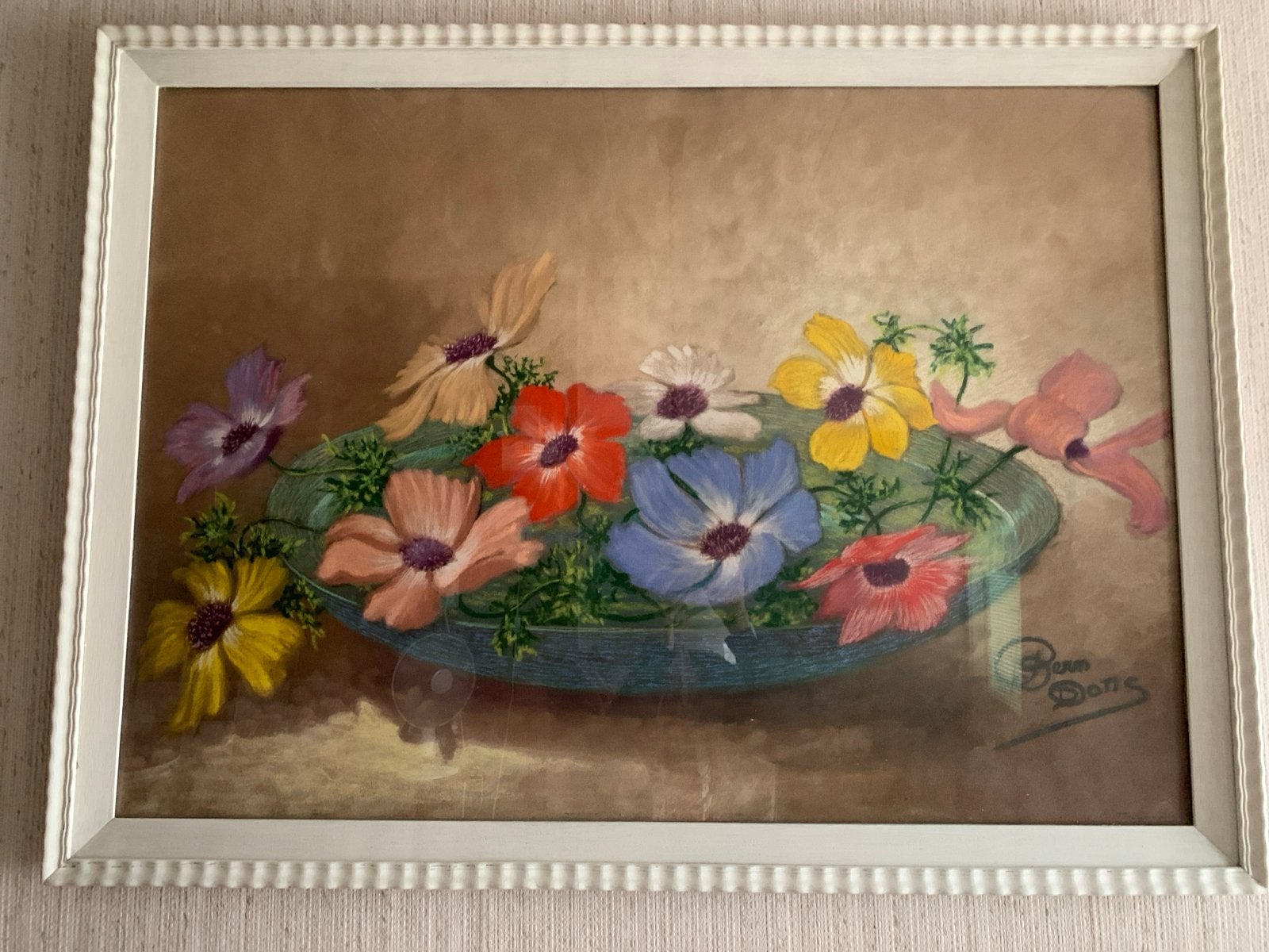 Kleurrijk bloemenschilderij in witte lijst Bernard Dons, Doek, Realistisch, Gesigneerd, Olieverf