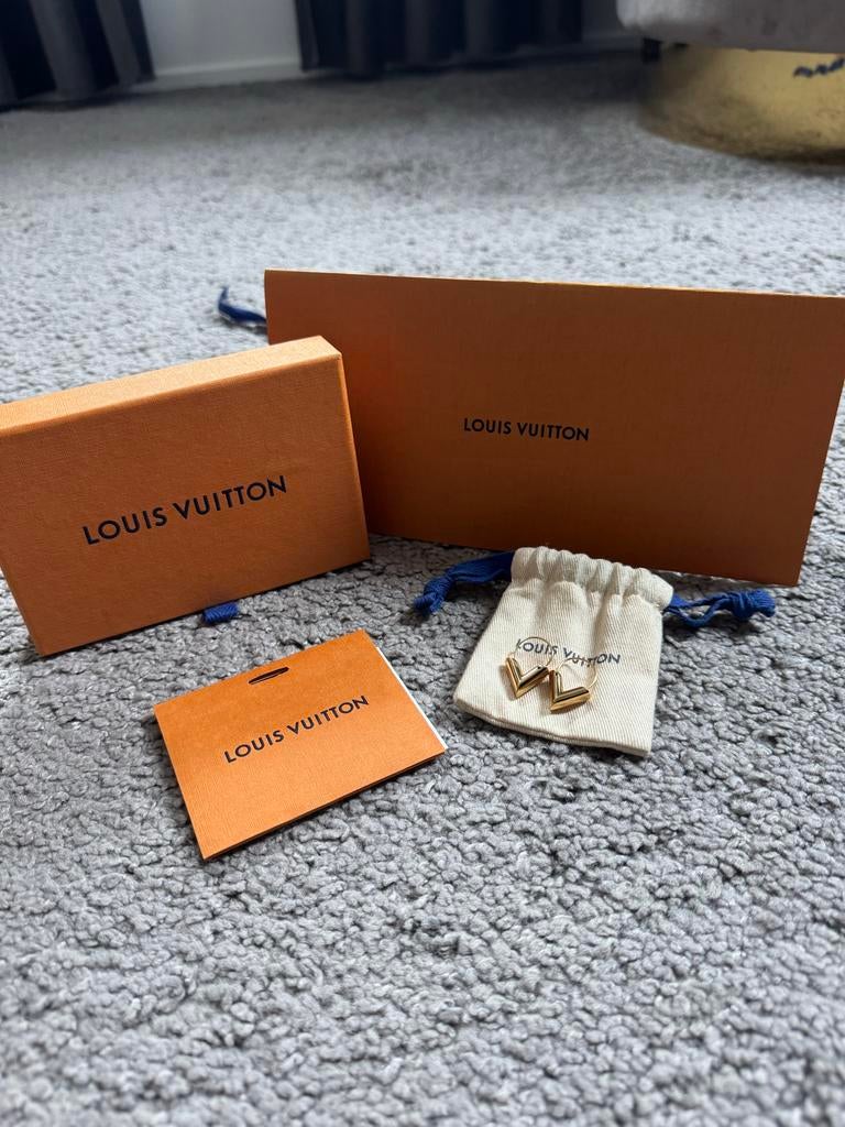 Louis Vuitton Essential V Hoepel Oorbellen Goud, Overige materialen, Hangers, Verzenden, Zo goed als nieuw