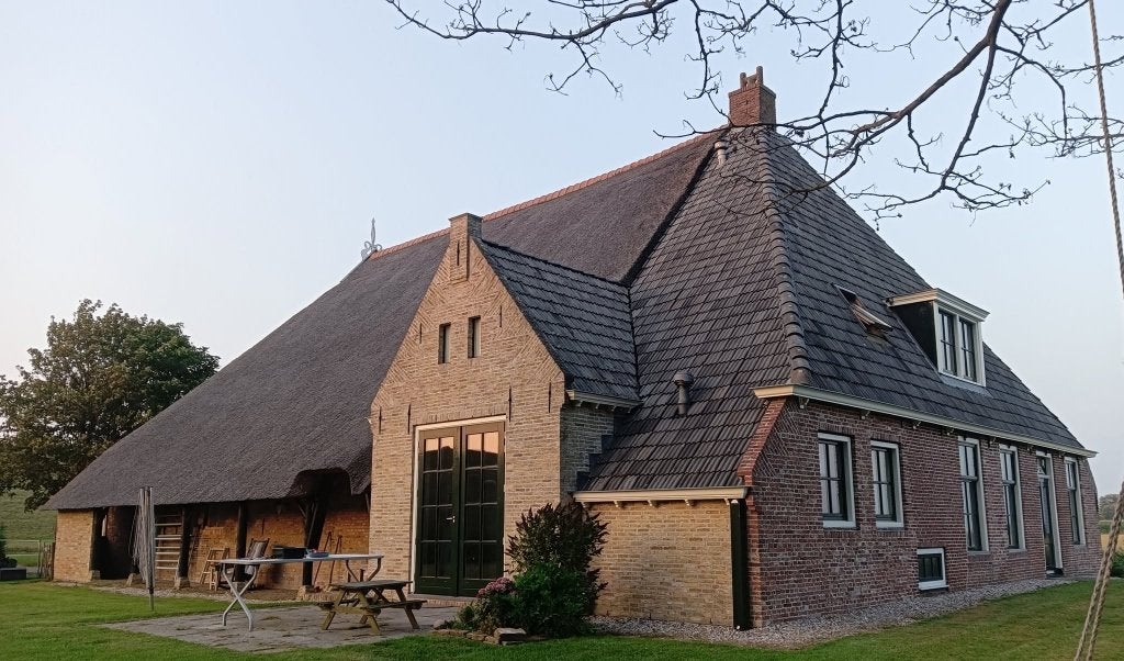 Verbouwde woonboerderij te koop aan de zeedijk n/o Friesland, 8 kamers, Vrijstaande woning, 193 m², Verkoop zonder makelaar