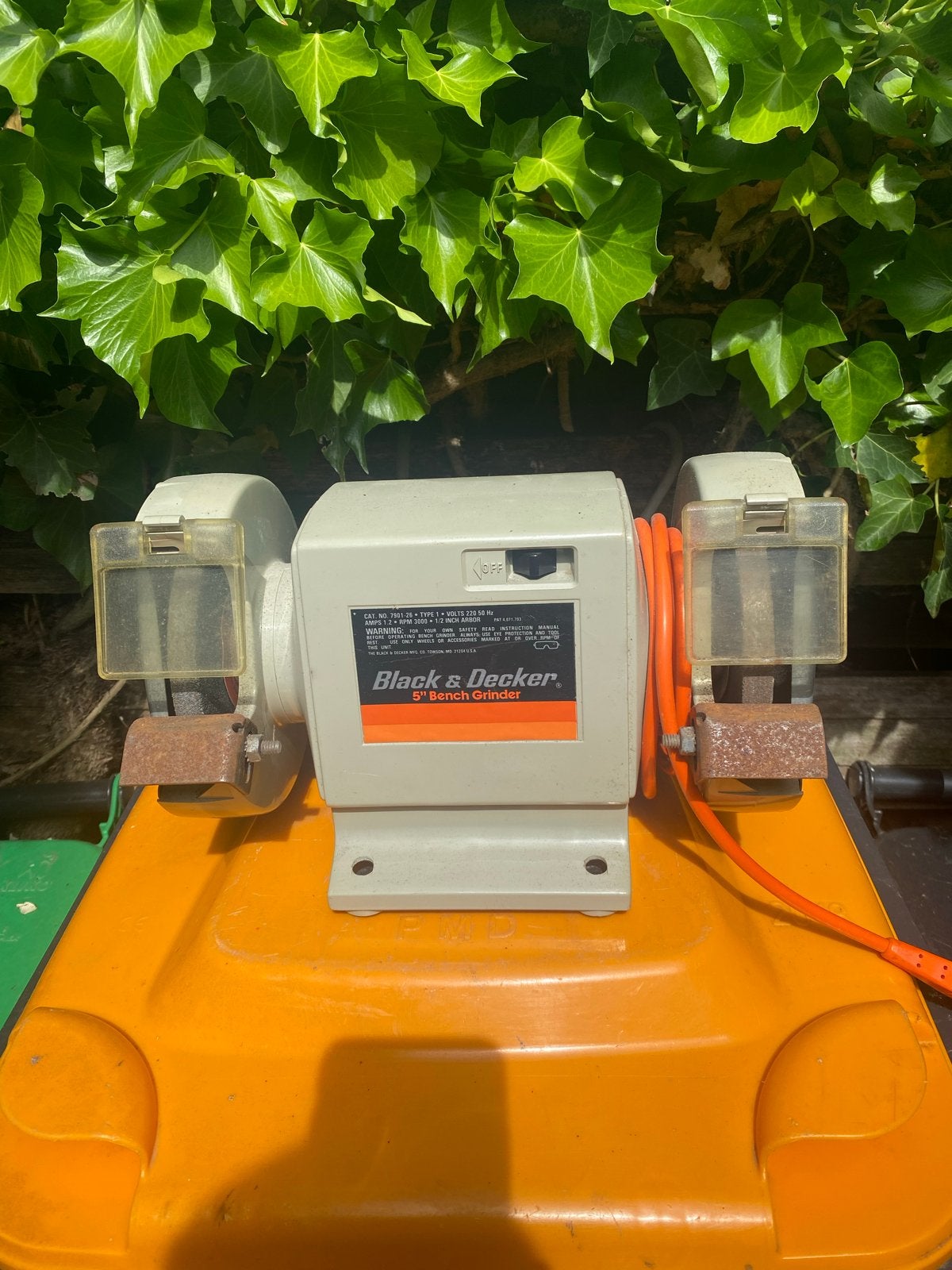 Black & Decker 5" Bench Grinder - Werkbankslijpmachine, Ophalen of Verzenden, Gebruikt, Minder dan 700 watt, Werkbankslijpmachine
