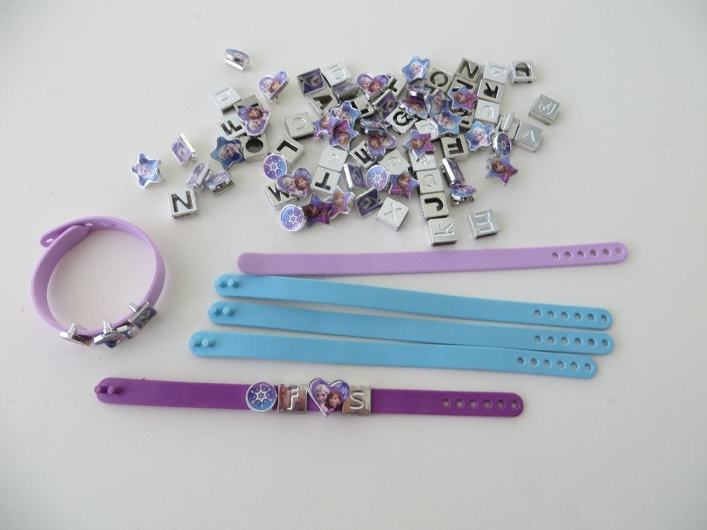 Disney Frozen letterarmbandjes 6 schuifbandjes 80 bedeltjes, Ophalen of Verzenden, Overige figuren, Zo goed als nieuw, Overige typen