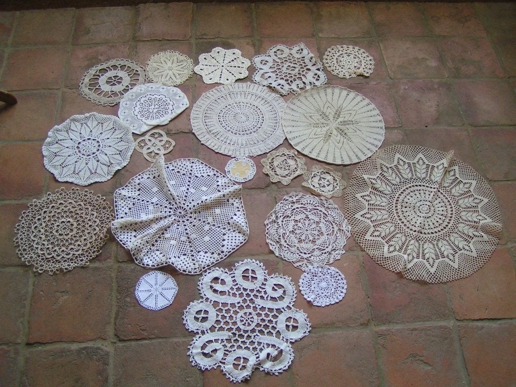 partij 20 kanten kleedjes oa frivolité nr BB 1075, Antiek en Kunst, Verzenden