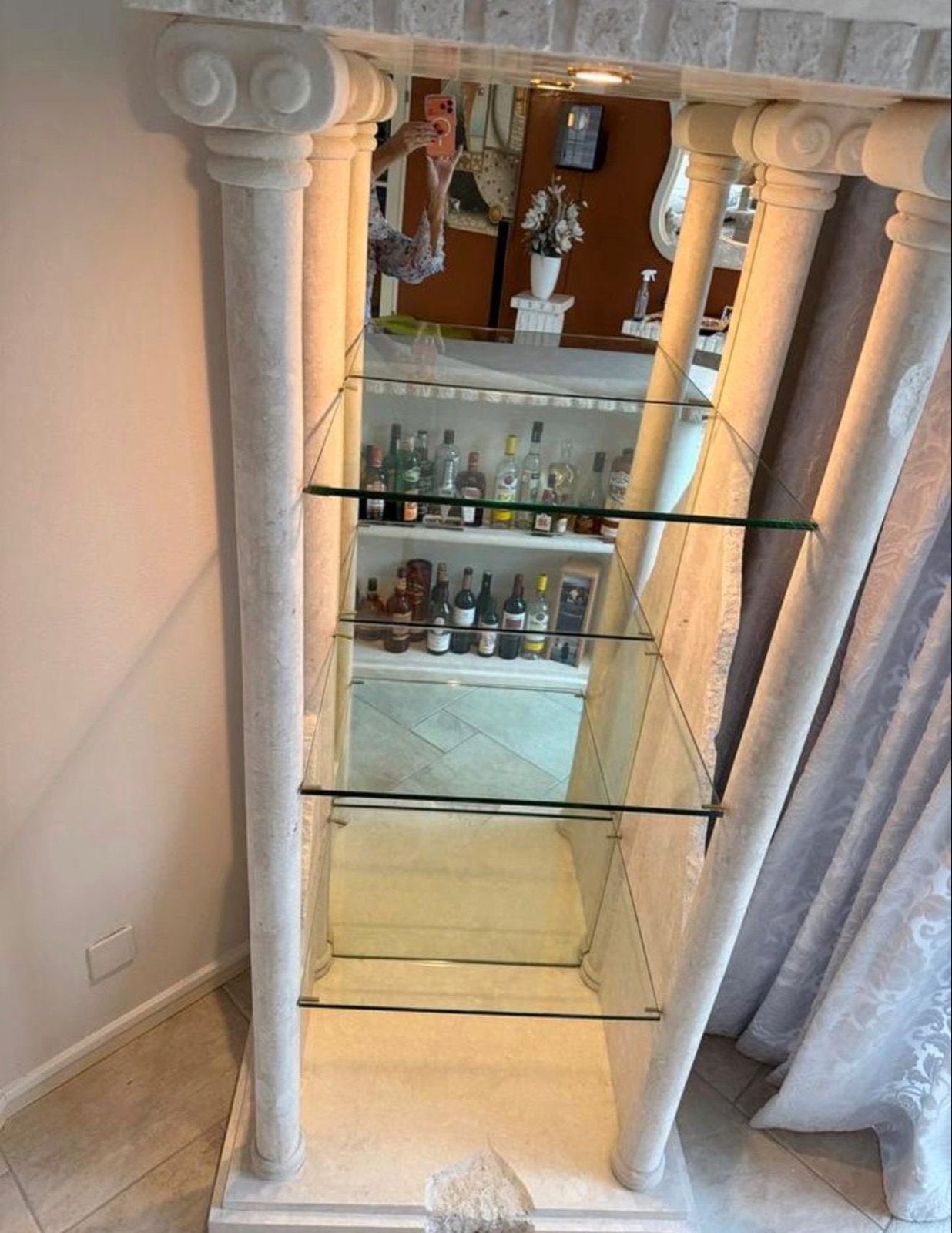 Griekse stenen vitrinekast met glazen planken, Ophalen, Gebruikt, 50 tot 100 cm, 150 tot 200 cm