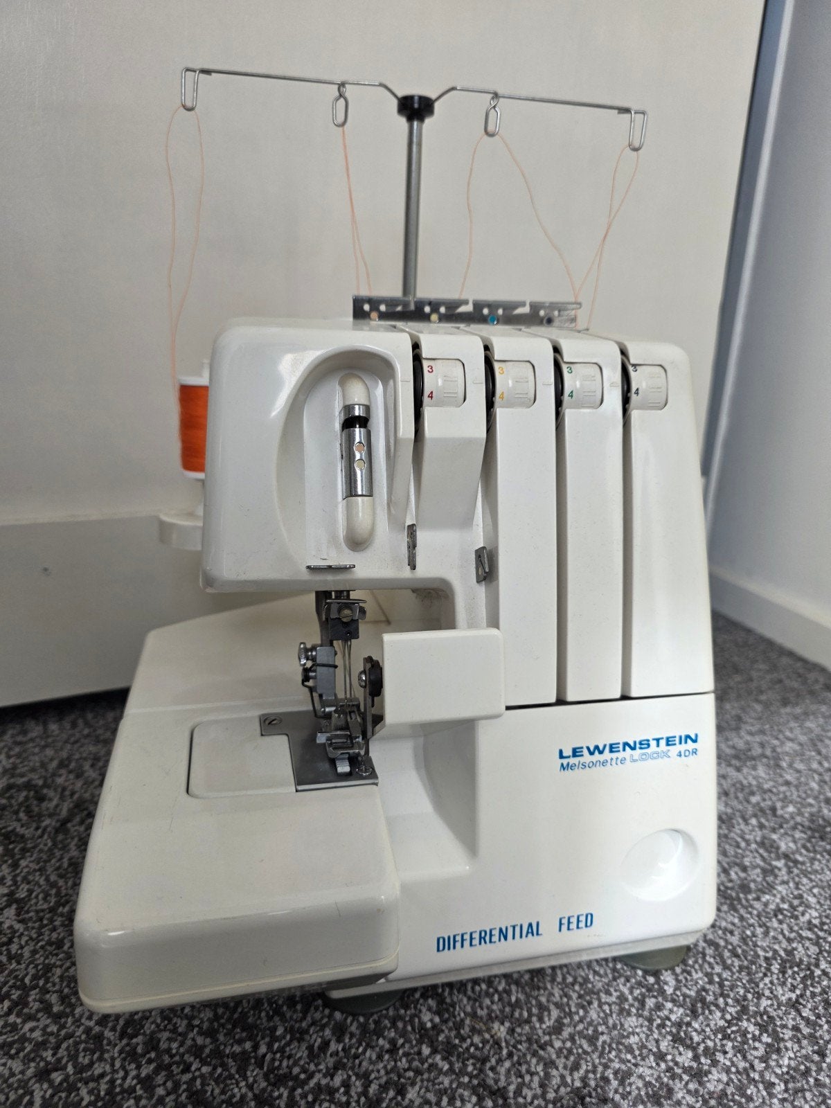 Lewenstein Melsonette LOCK 4DR Lockmachine met garen, Hobby en Vrije tijd, Naaimachines en Toebehoren, Ophalen, Gebruikt, Lockmachine