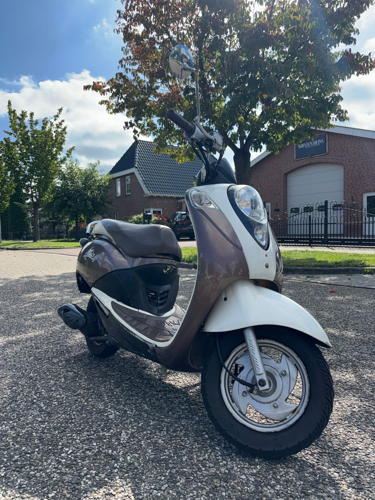Sym Mio 50 Scooter - Bruin/Wit - Gebruikt, Fietsen en Brommers, Ophalen, Gebruikt, Maximaal 45 km/u, Benzine
