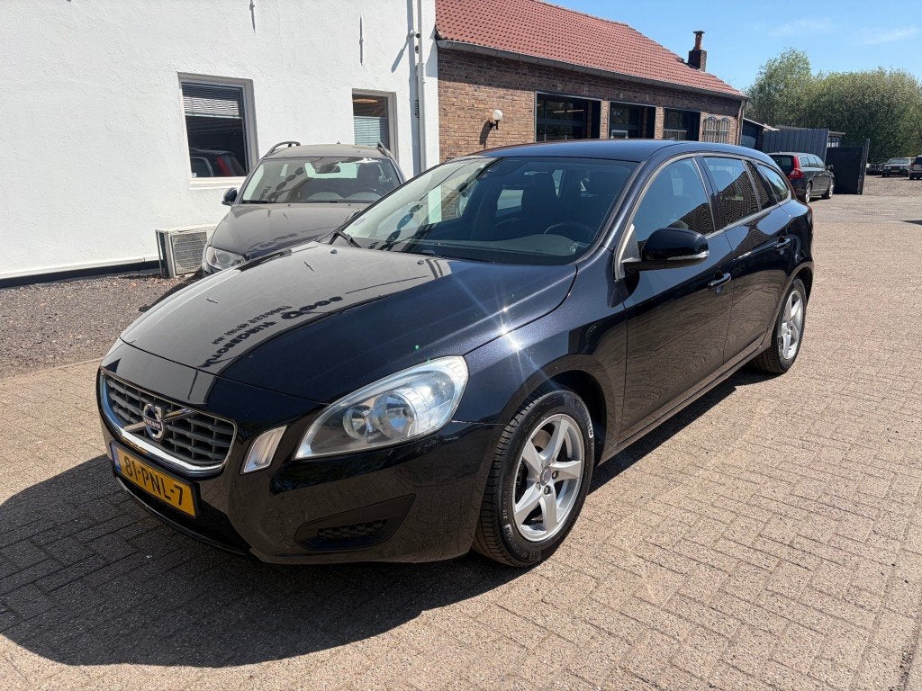 Volvo V60 T3 Kinetic Trekhaak, Auto's, Voorwielaandrijving, 15 km/l, Gebruikt, 4 cilinders