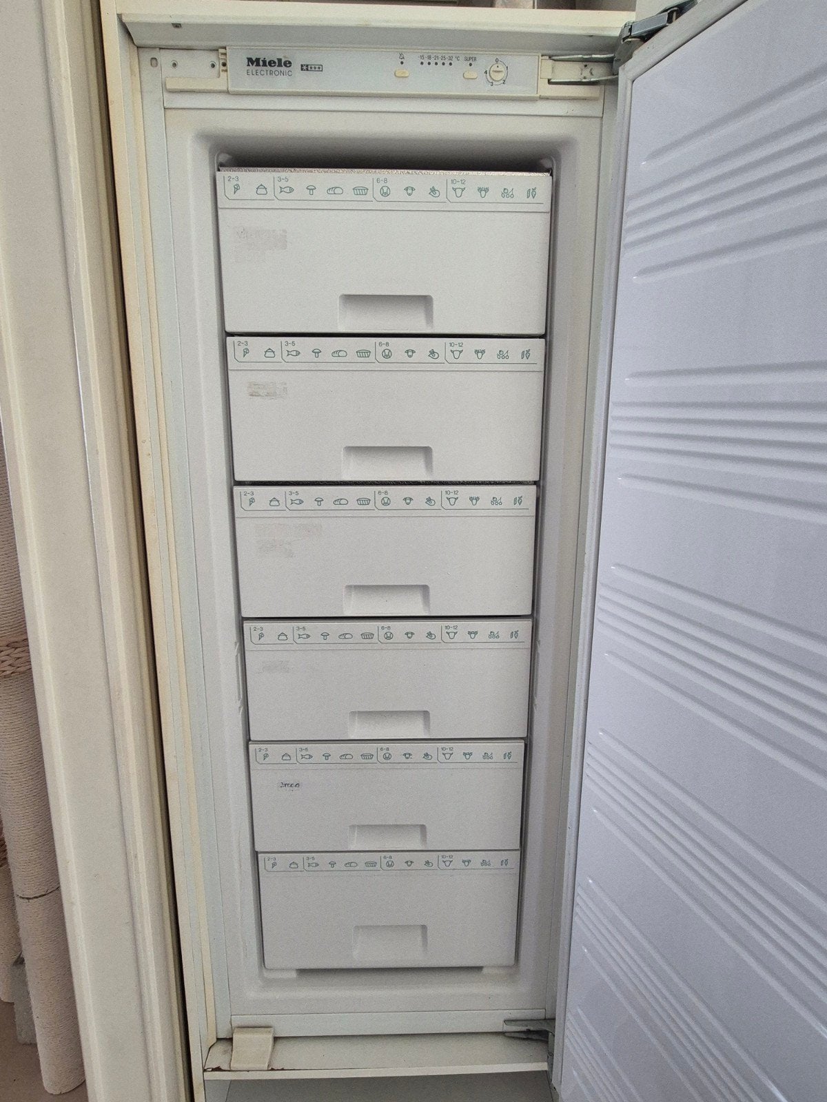 Miele grote vriezer, Ophalen, 150 tot 200 liter, Gebruikt, 60 cm of meer