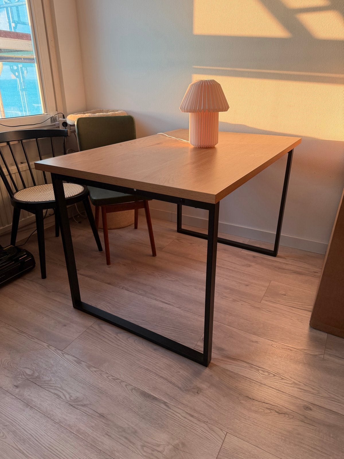 Stijlvolle eettafel met metalen onderstel, JYSK AABENRAA, Huis en Inrichting, Ophalen, 100 tot 150 cm, Tot twee personen, 50 tot 100 cm